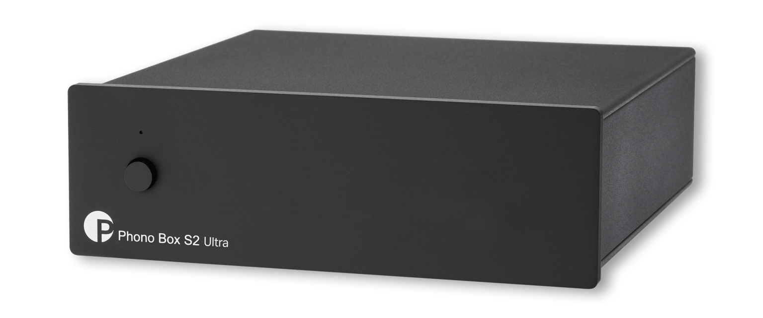 Eine schwarze Phono-Box mit Knopf und dem Logo 'Phono Box S2 Ultra' auf schwarzem Hintergrund.