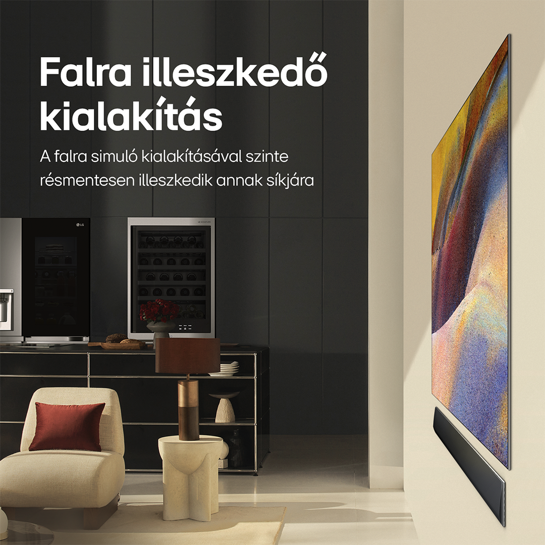 Nappali a falba illesztett TV-vel. Egy soundbar található alatta. Egy borhűtő is látható.