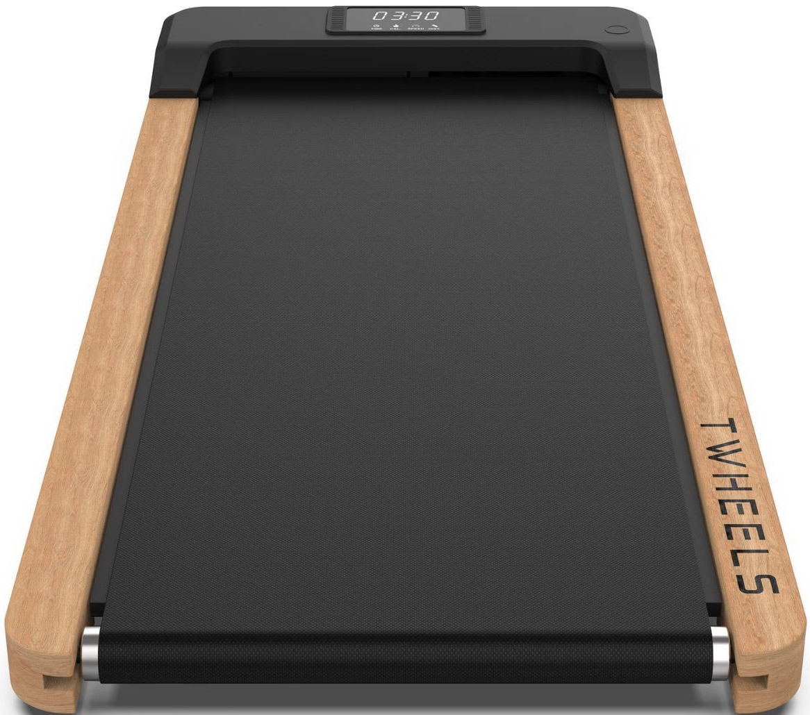 Un tapis roulant noir avec des côtés en bois. Il a un écran en haut, et le mot 'TWHEELS' est imprimé sur le côté.