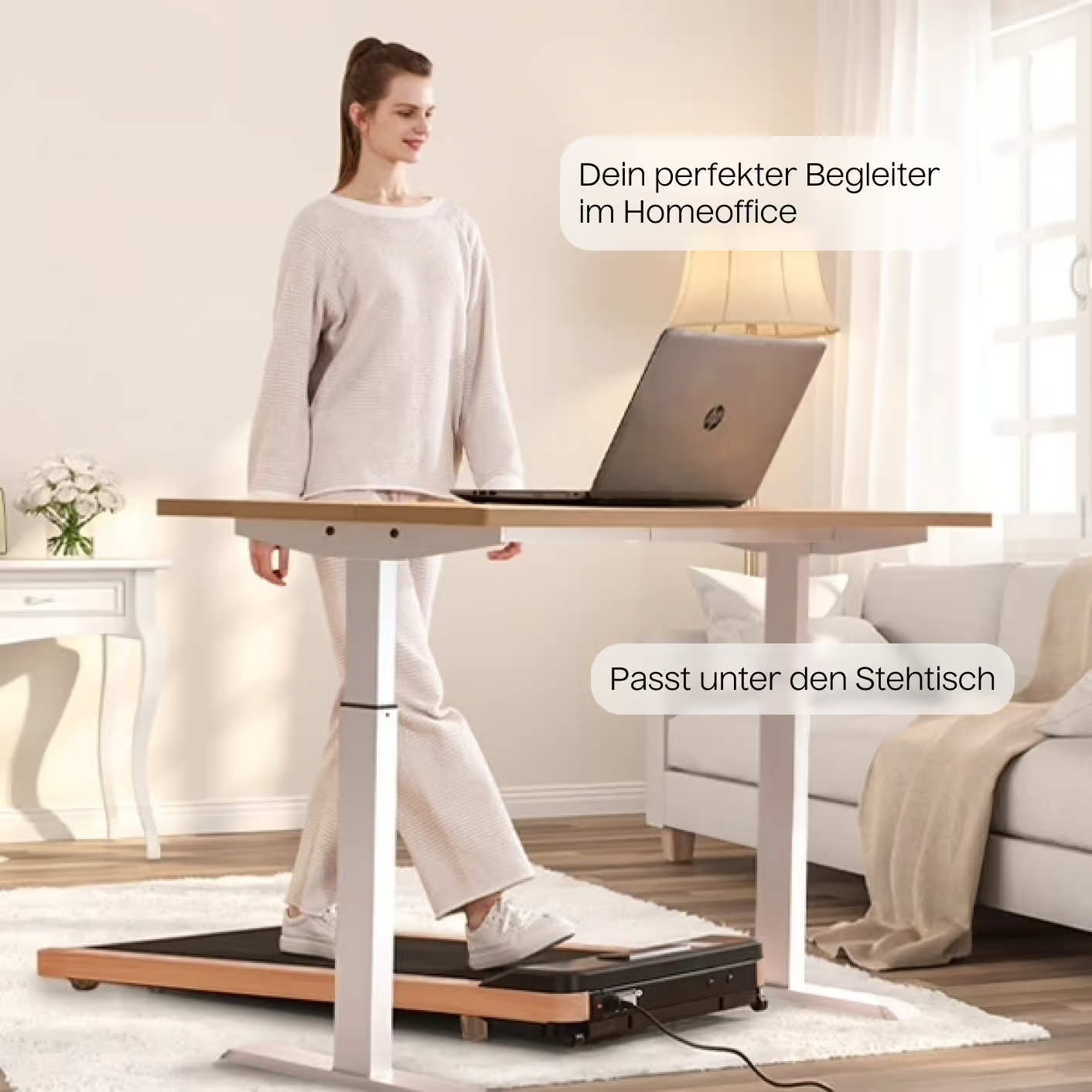 Femme utilisant un bureau-tapis roulant dans un bureau à domicile. Un ordinateur portable est sur le bureau.