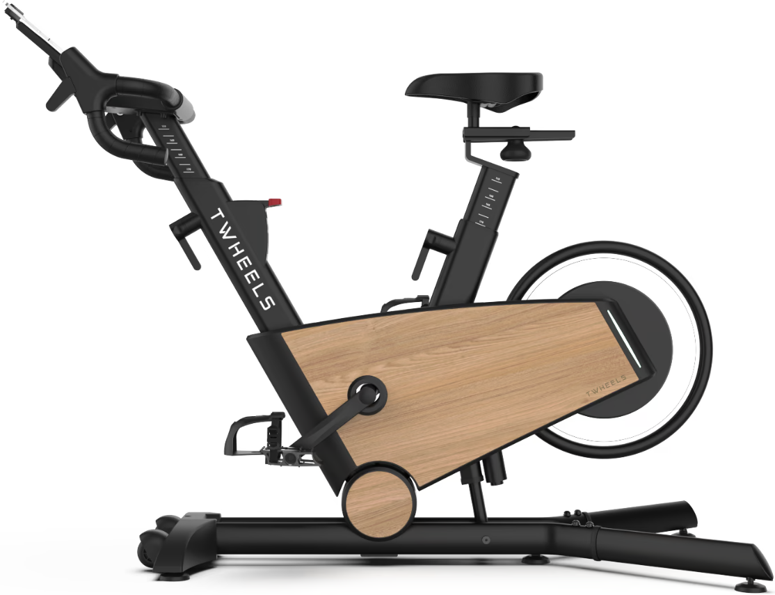 Vélo de cyclisme en salle avec panneaux en bois et cadre noir.