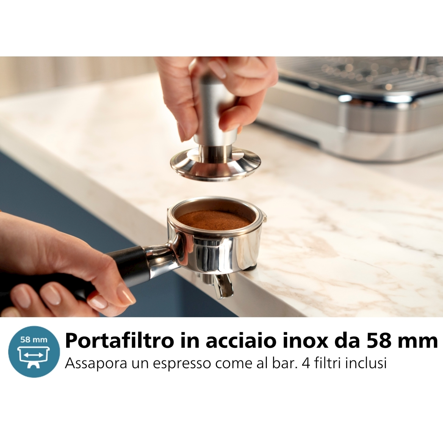 Una mano che tiene un portafiltro pieno di caffè, vicino a una macchina per l'espresso.