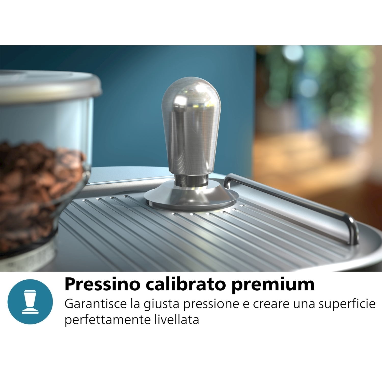 Macchina da caffè con tamper. Dettaglio, tamper cromato. Testo: 'Pressino calibrato premium'.