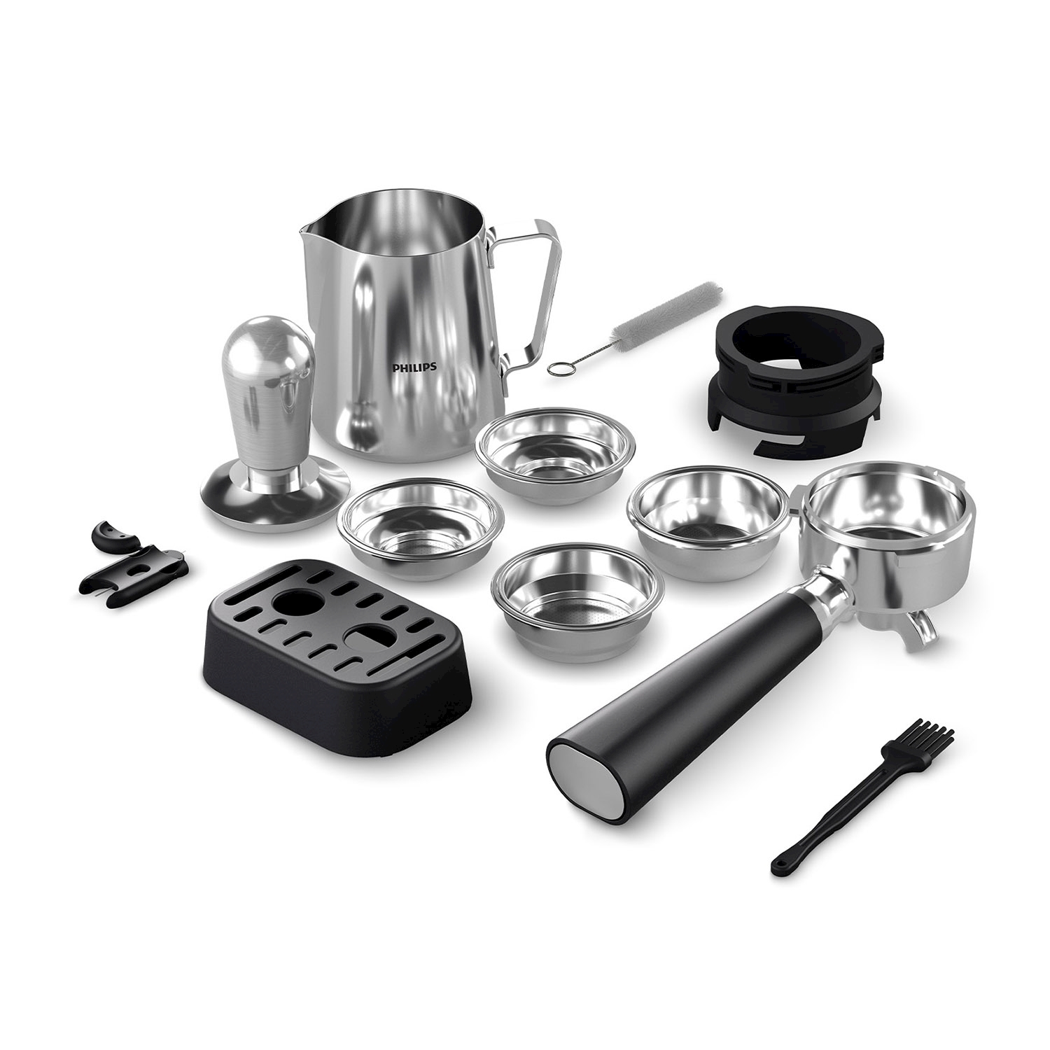 Accessori per macchina da caffè espresso disposti su una superficie bianca: pressino, caraffa, tazze e spazzole.