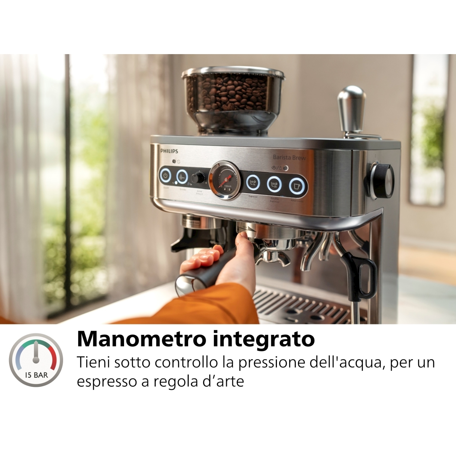 Una macchina per caffè espresso argentata con la mano di una persona che aziona la leva.
