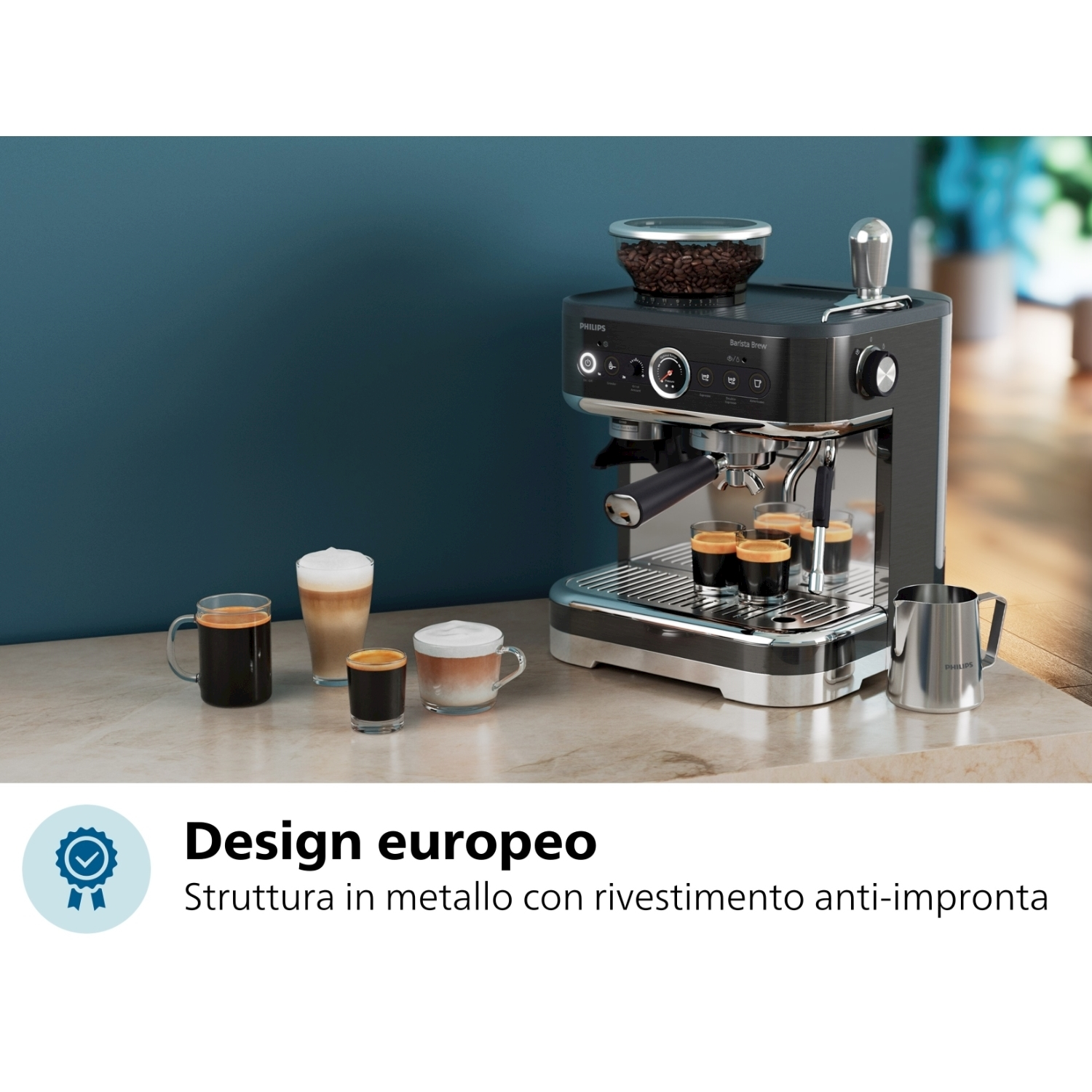 Una macchina per il caffè con tazze di caffè e una lattiera sul bancone.