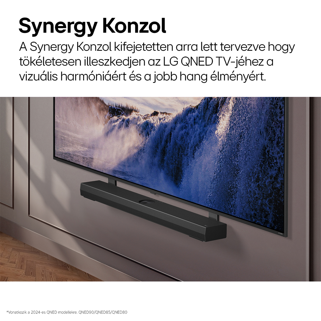 Fekete soundbar a TV alatt. A TV vízesés jelenetet mutat. Barna fal a háttérben.