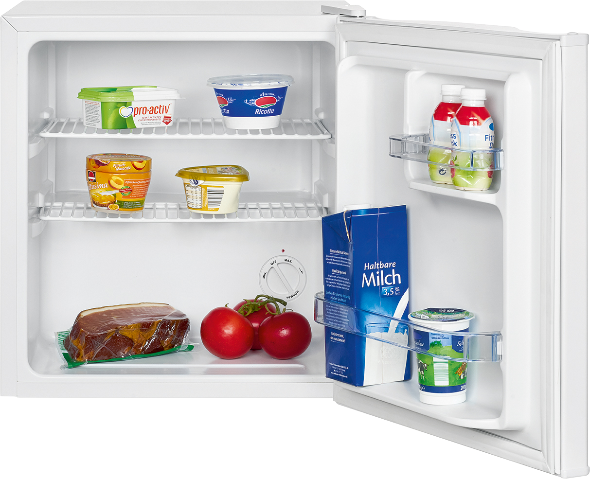 Ein offener Kühlschrank mit Lebensmitteln wie Fleisch, Tomaten, Joghurt und Milch.