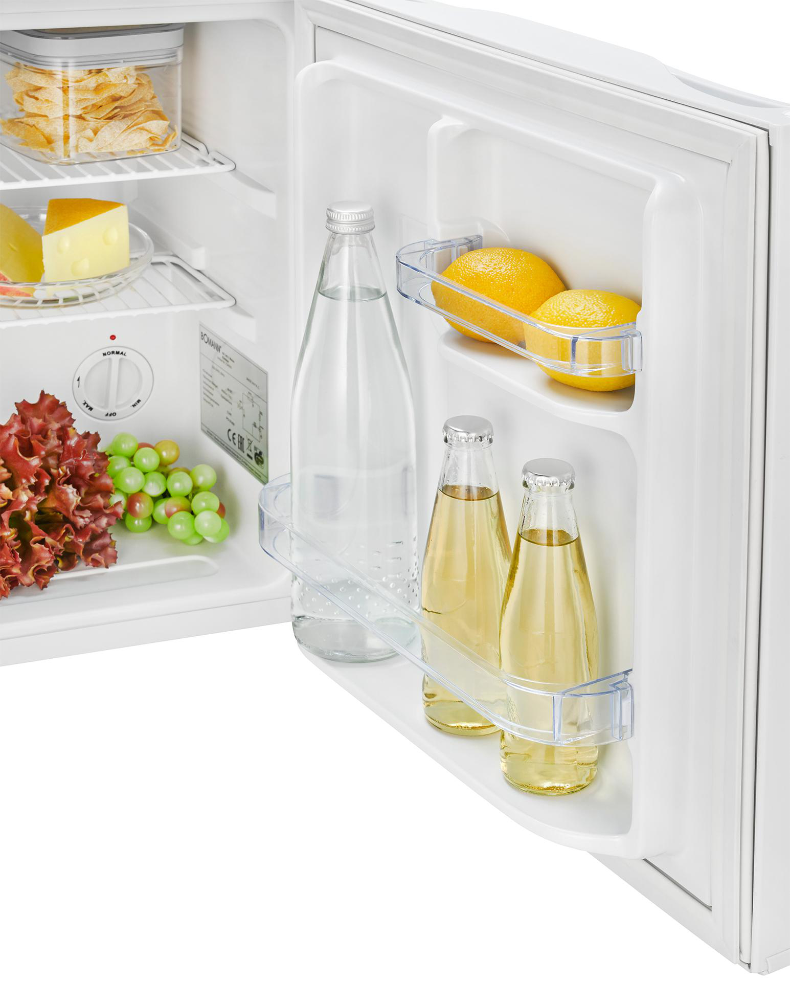 Ein offener Kühlschrank mit Lebensmitteln wie Käse, Trauben, Salat, Zitronen und Flaschen mit Wasser und Getränken.