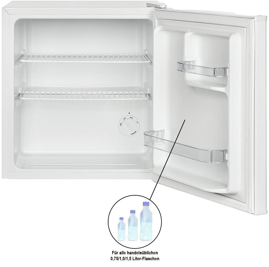 Ein offener weißer Kühlschrank mit drei Regalen und Türfächern. Flaschen sind abgebildet.