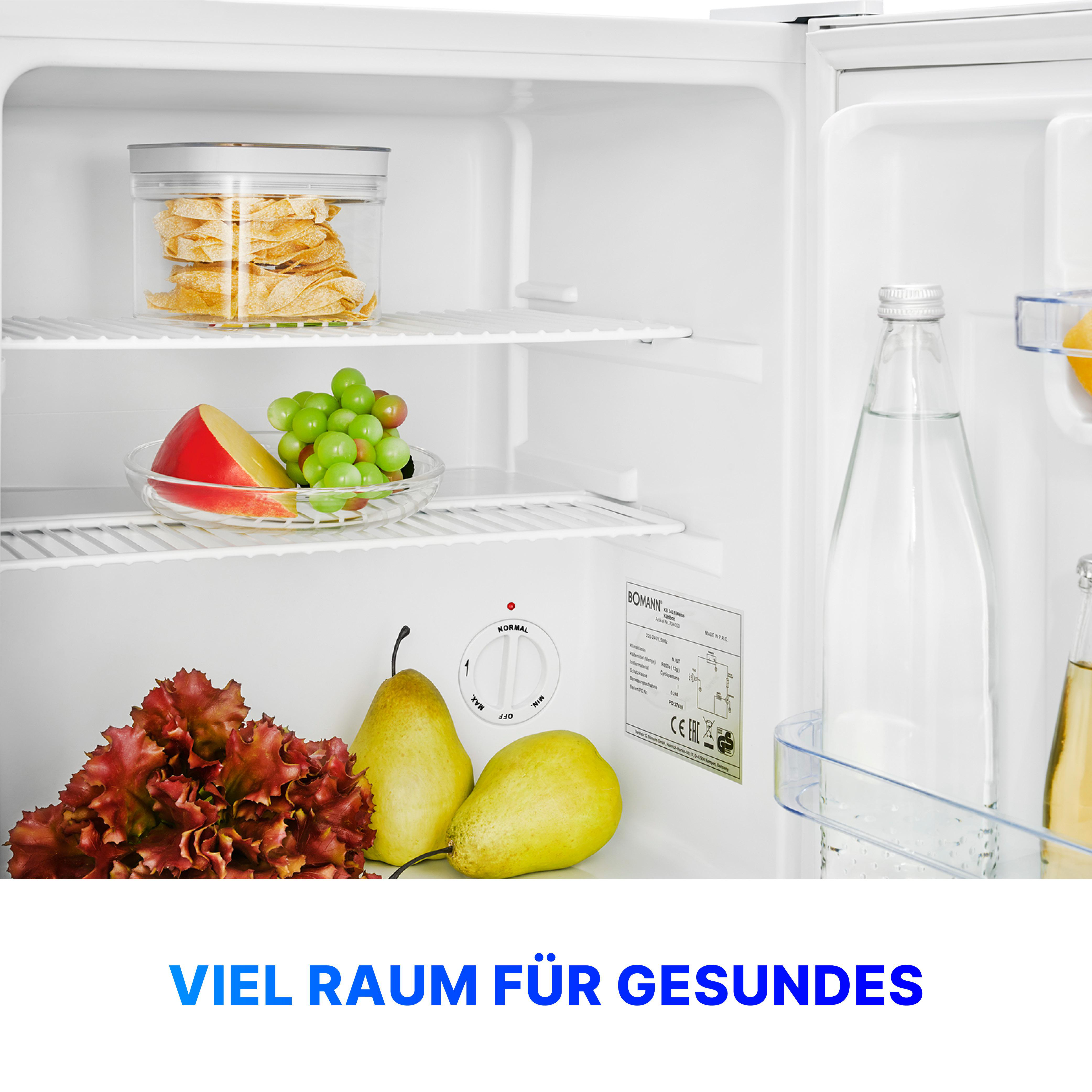 Ein Kühlschrank mit Lebensmitteln: Nudeln, Obst, Gemüse, Wasser und Bier.
