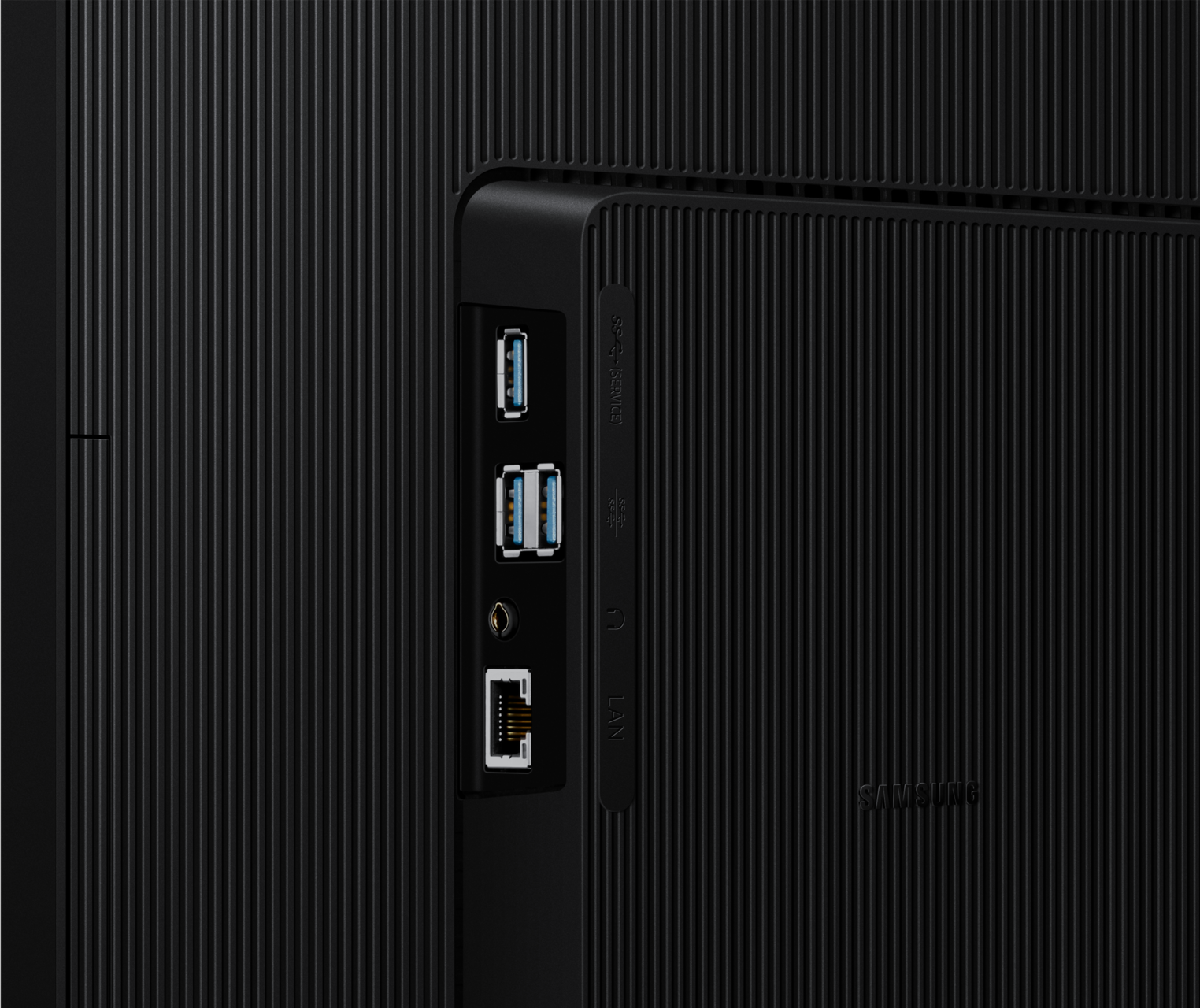 Vista posteriore di una TV nera con porte USB, LAN e altre connessioni.