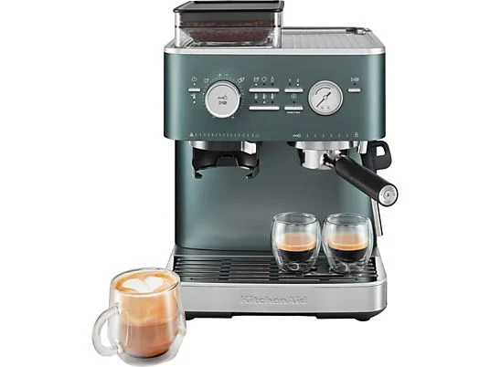 Eine tealfarbene KitchenAid Espressomaschine mit Kaffee, zwei Gläsern und einer Tasse mit Latte Art.