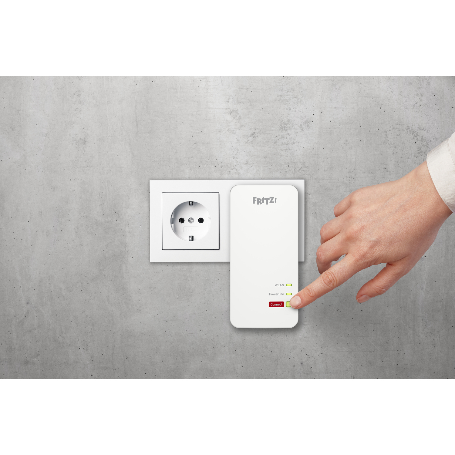 Répéteur Wi-Fi blanc branché sur une prise murale. Un doigt appuie sur le bouton Connecter.