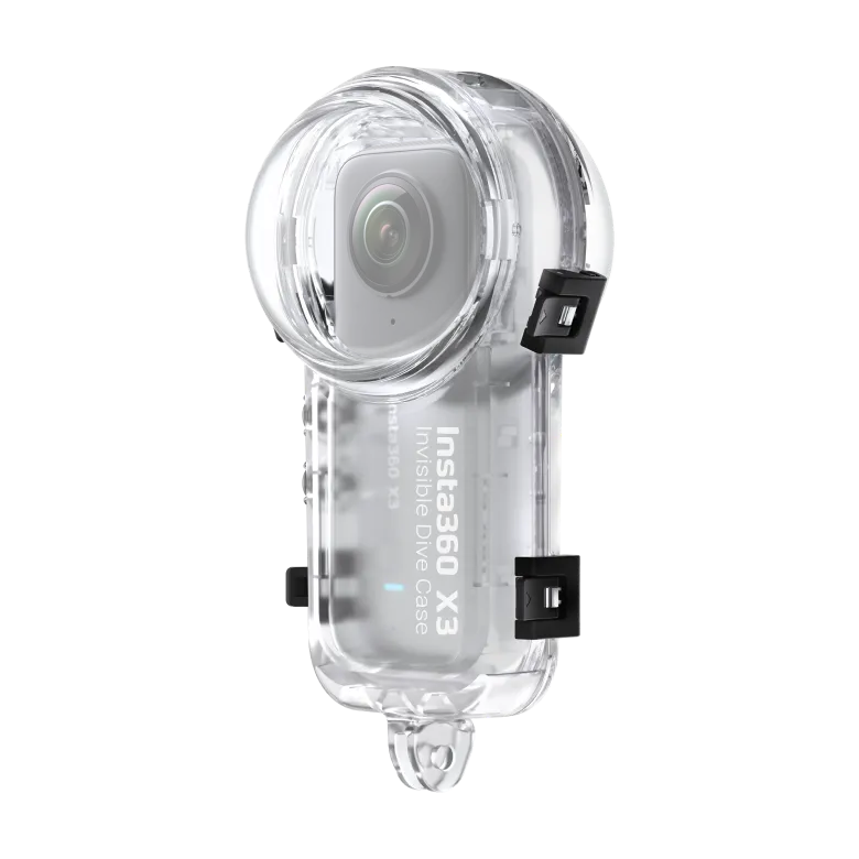 Una funda de buceo invisible Insta360 X3 transparente, mostrando la cámara en su interior, sobre un fondo negro.