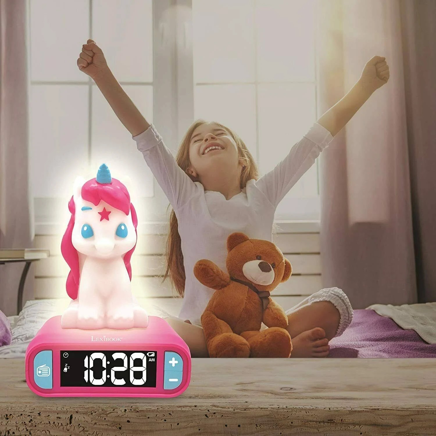 Niña con brazos arriba, despertador unicornio, osito.