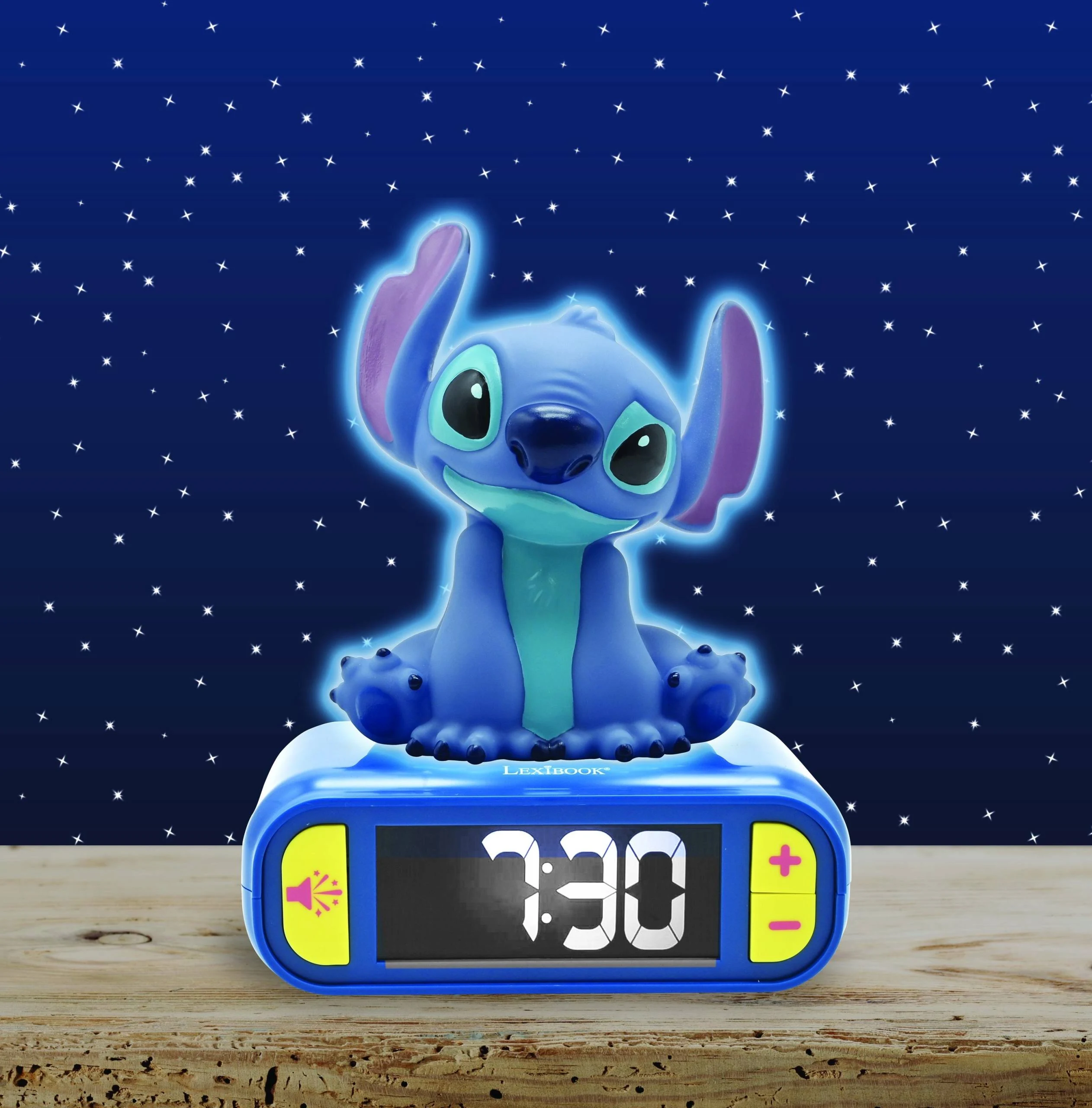 Reloj despertador azul de Stitch con figura brillante encima, contra un fondo de noche estrellada.