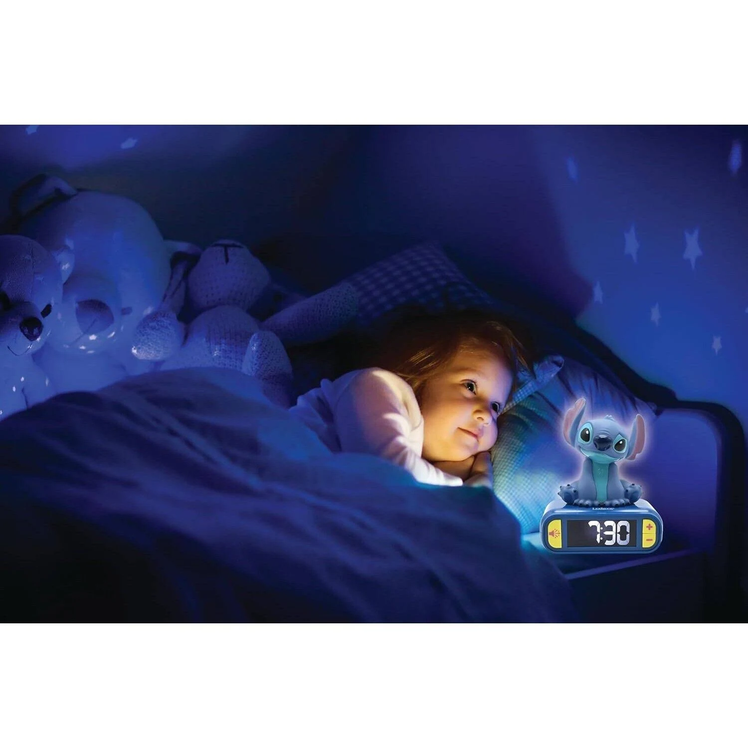 Niña en la cama con despertador de Stitch, habitación iluminada en azul.