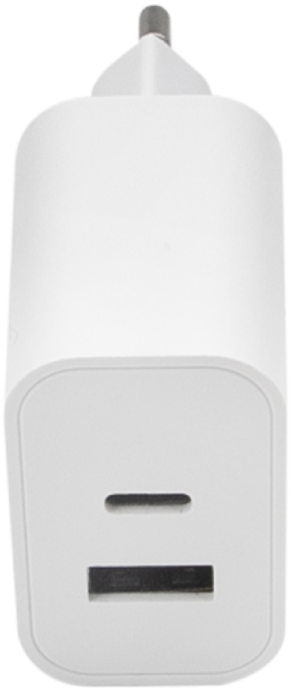 Fehér töltő USB-porttal. Téglalap alakú és lekerekített tetejű.