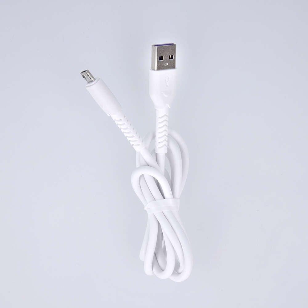 Fehér USB-kábel két csatlakozóval fehér háttéren.