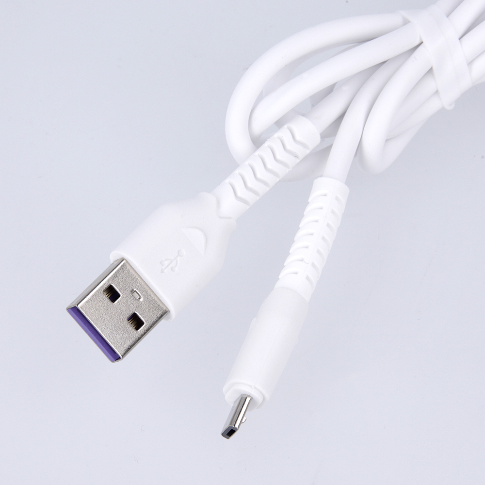Egy fehér USB kábel. A kábelen van egy USB csatlakozó és egy micro-USB csatlakozó.