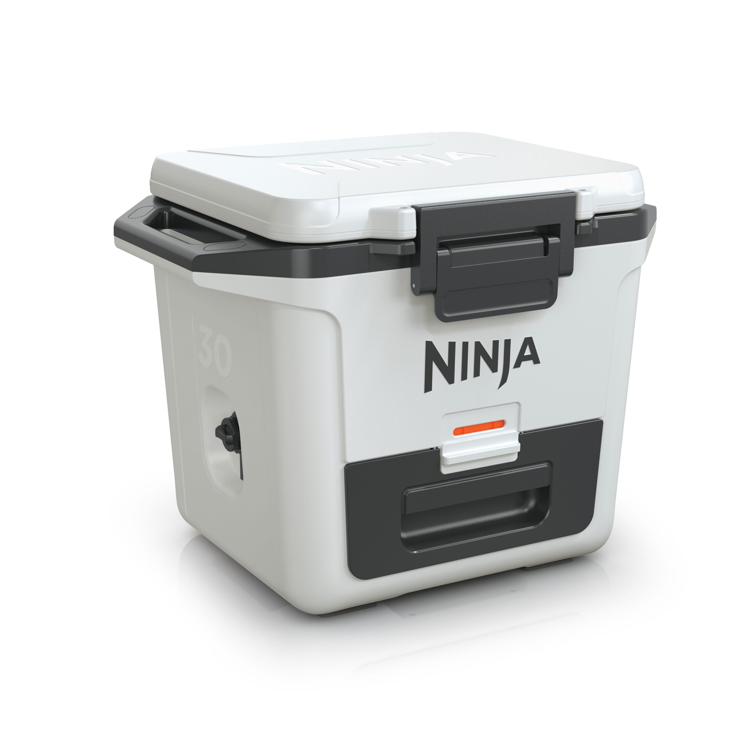Egy fehér hűtőláda fekete fogantyúval és retesszel, elöl a "NINJA" szóval.