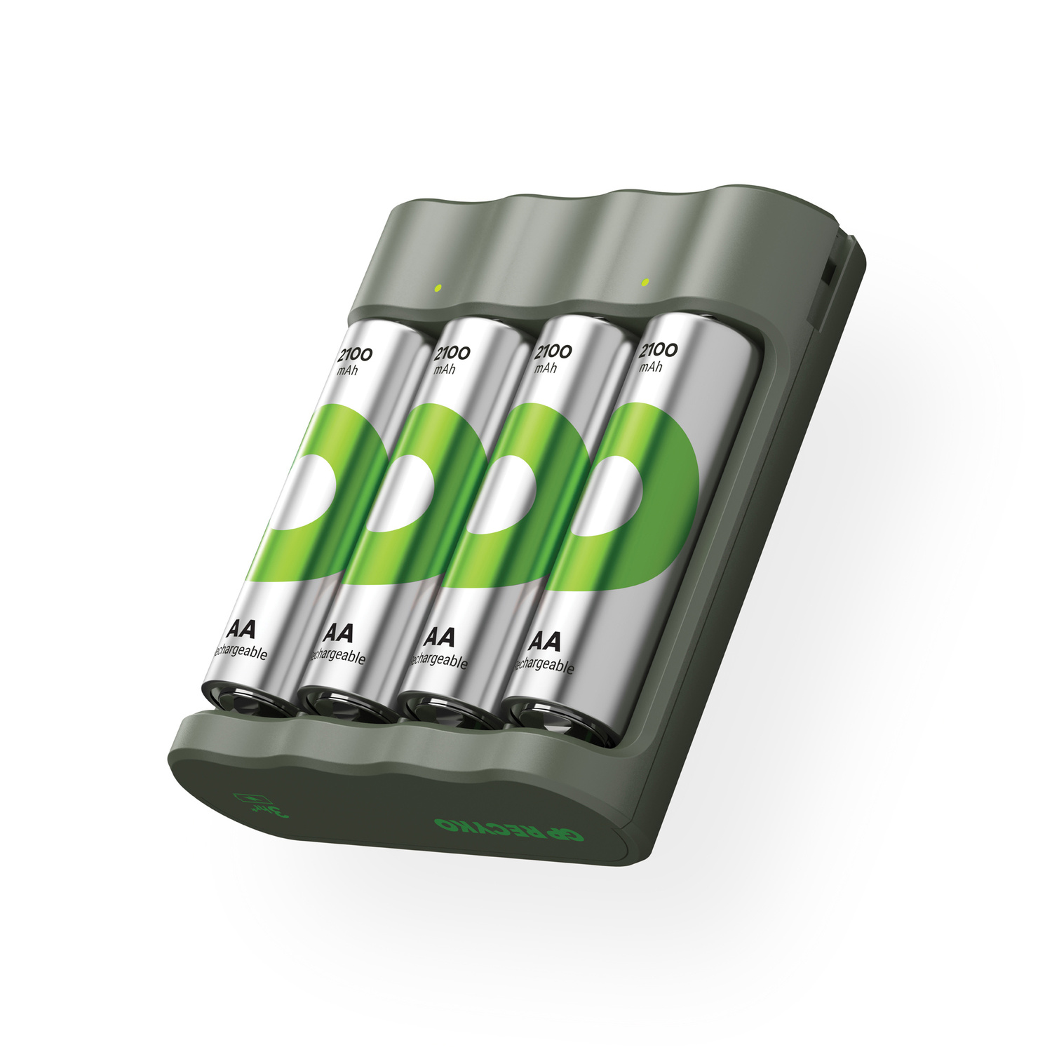 Quatre piles AA rechargeables à l'intérieur d'un chargeur vert, sur fond blanc.