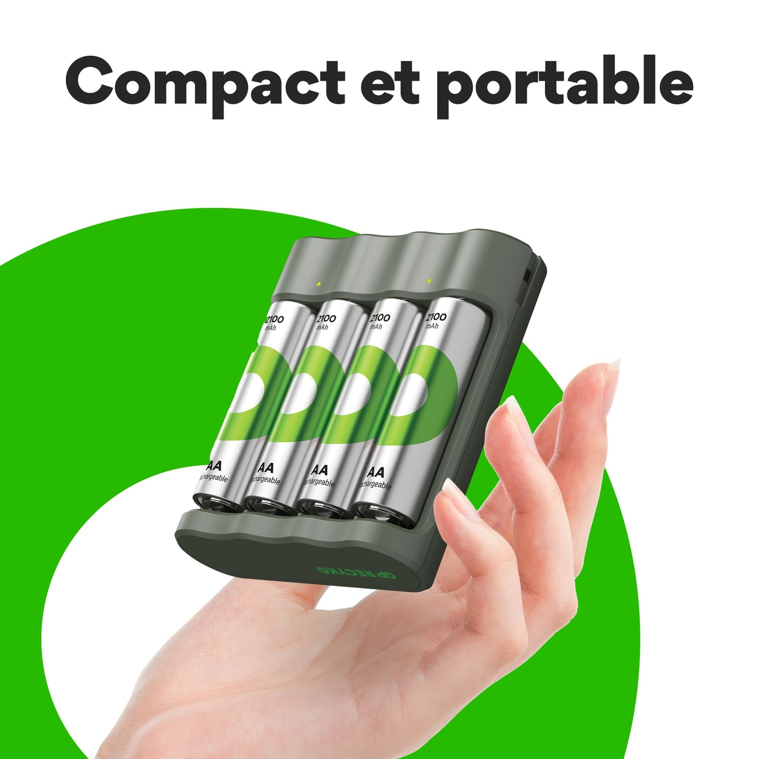 Une main tenant un chargeur de batterie avec quatre piles AA.