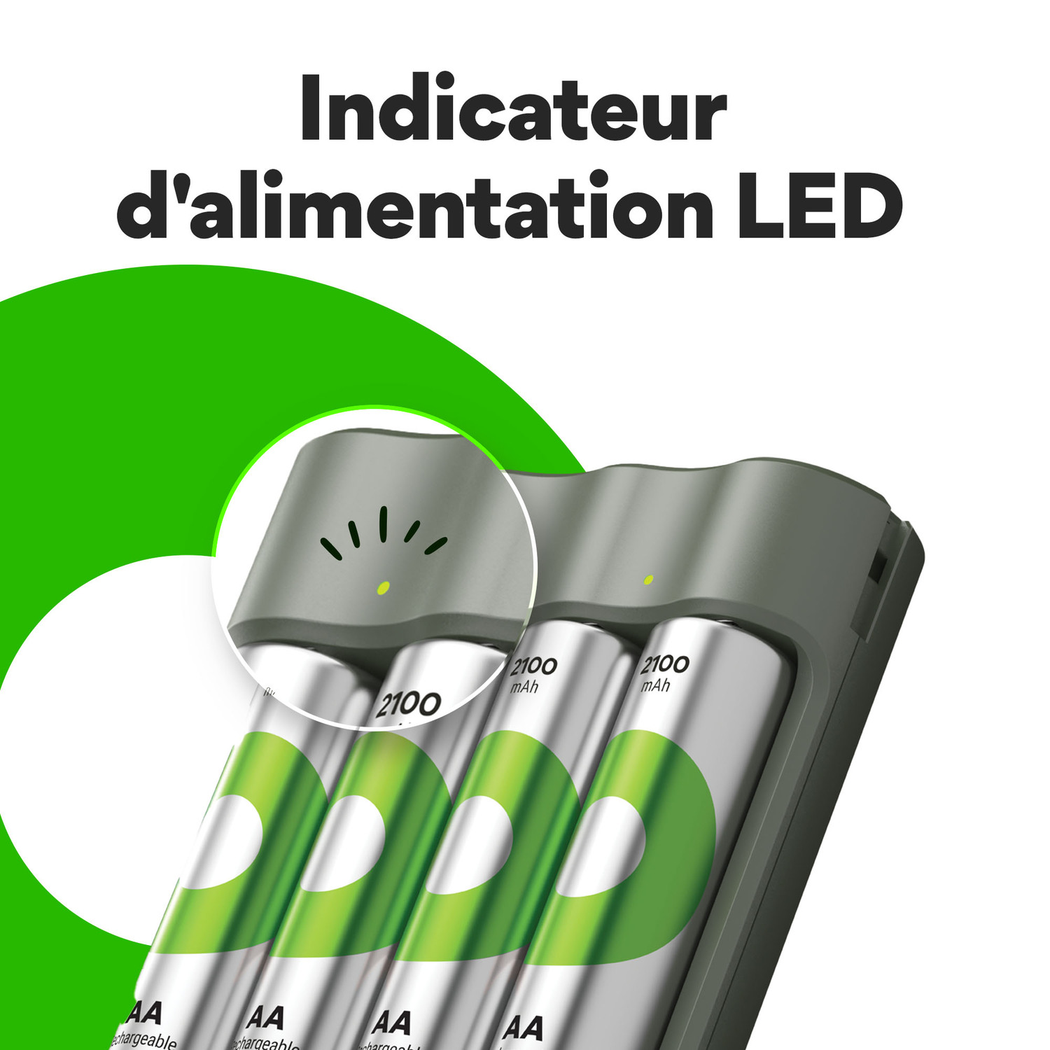 Chargeur de piles AA avec quatre piles AA. Le chargeur est gris, et les piles sont vertes et blanches.