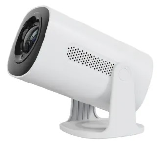 Biały projektor ustawiony z boku na białym stojaku. Czarny obiektyw i otwory wentylacyjne.