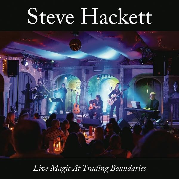 Ein Albumcover mit einer Band, die live auf der Bühne vor einem Publikum spielt.