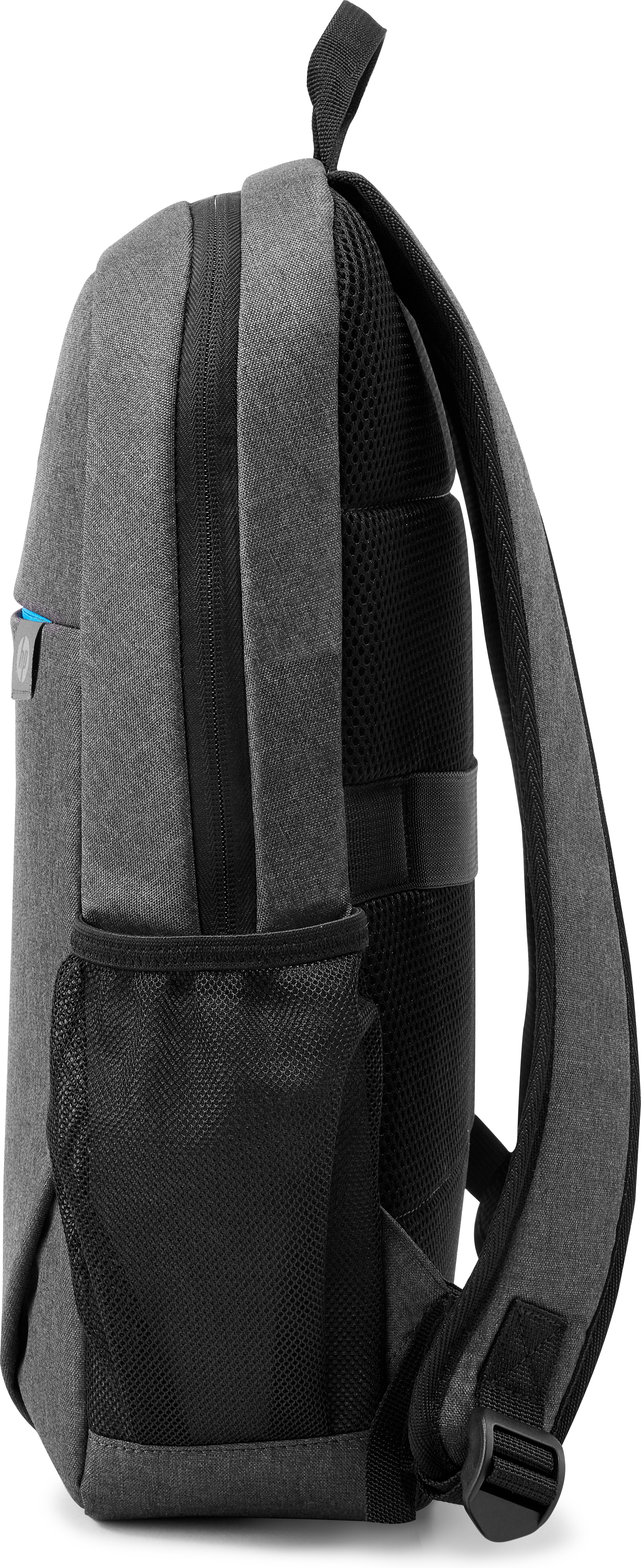 Grauer Rucksack, Seitenansicht. Mit Seitentasche, schwarzem Netz und Riemen.