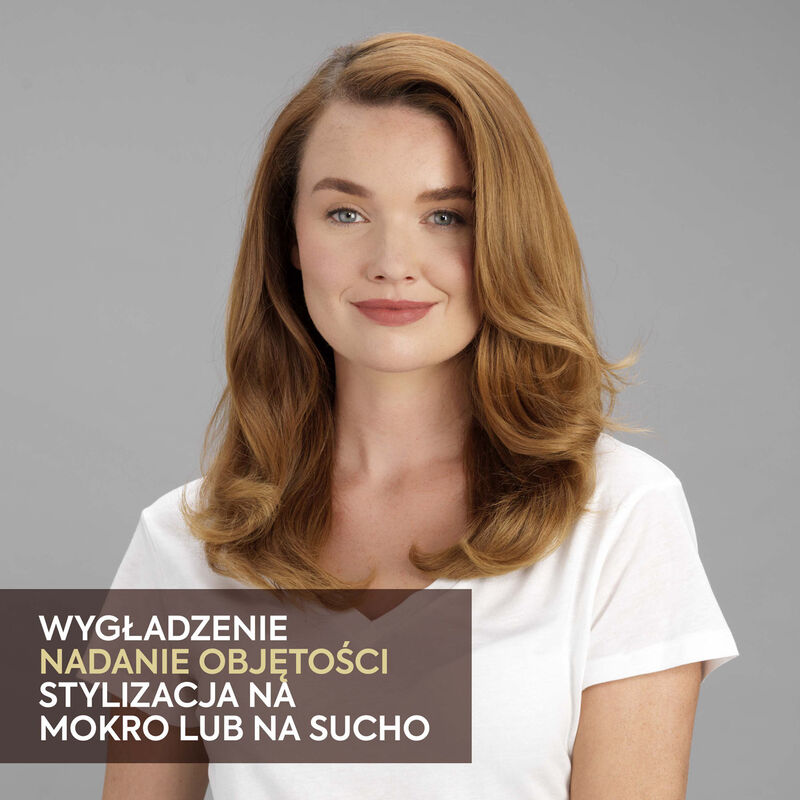 Kobieta z rudymi włosami i białą koszulą, z tekstem o stylizacji włosów.