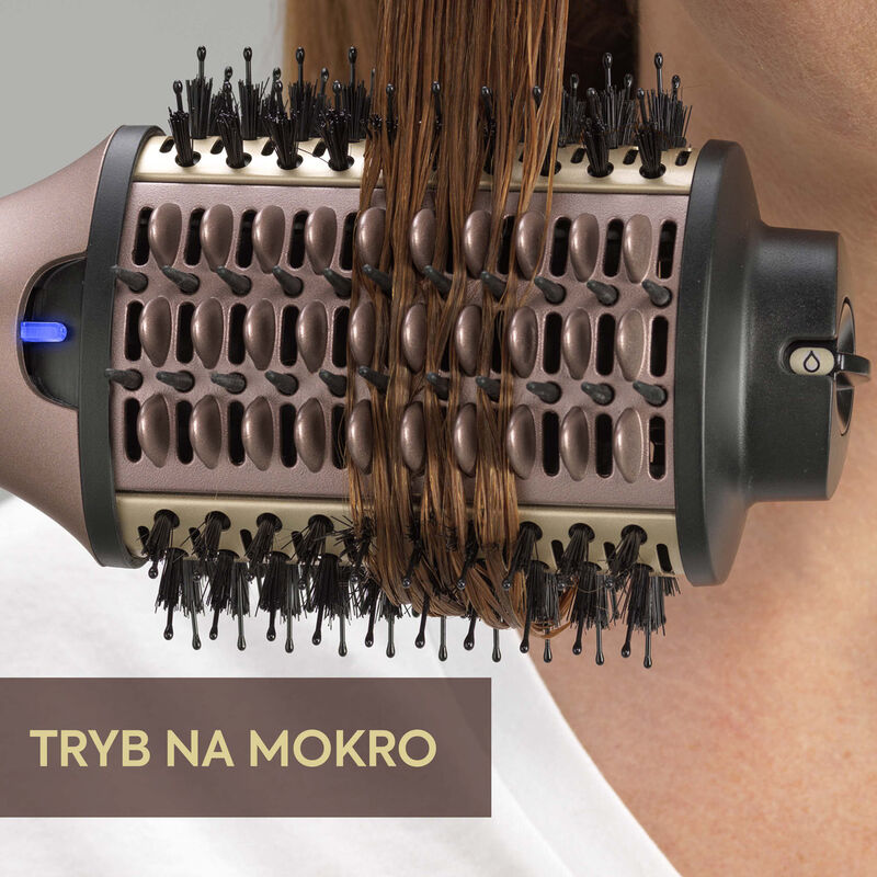 Szczotka do suszenia włosów z brązowymi włosami. Tekst "TRYB NA MOKRO" na dole.