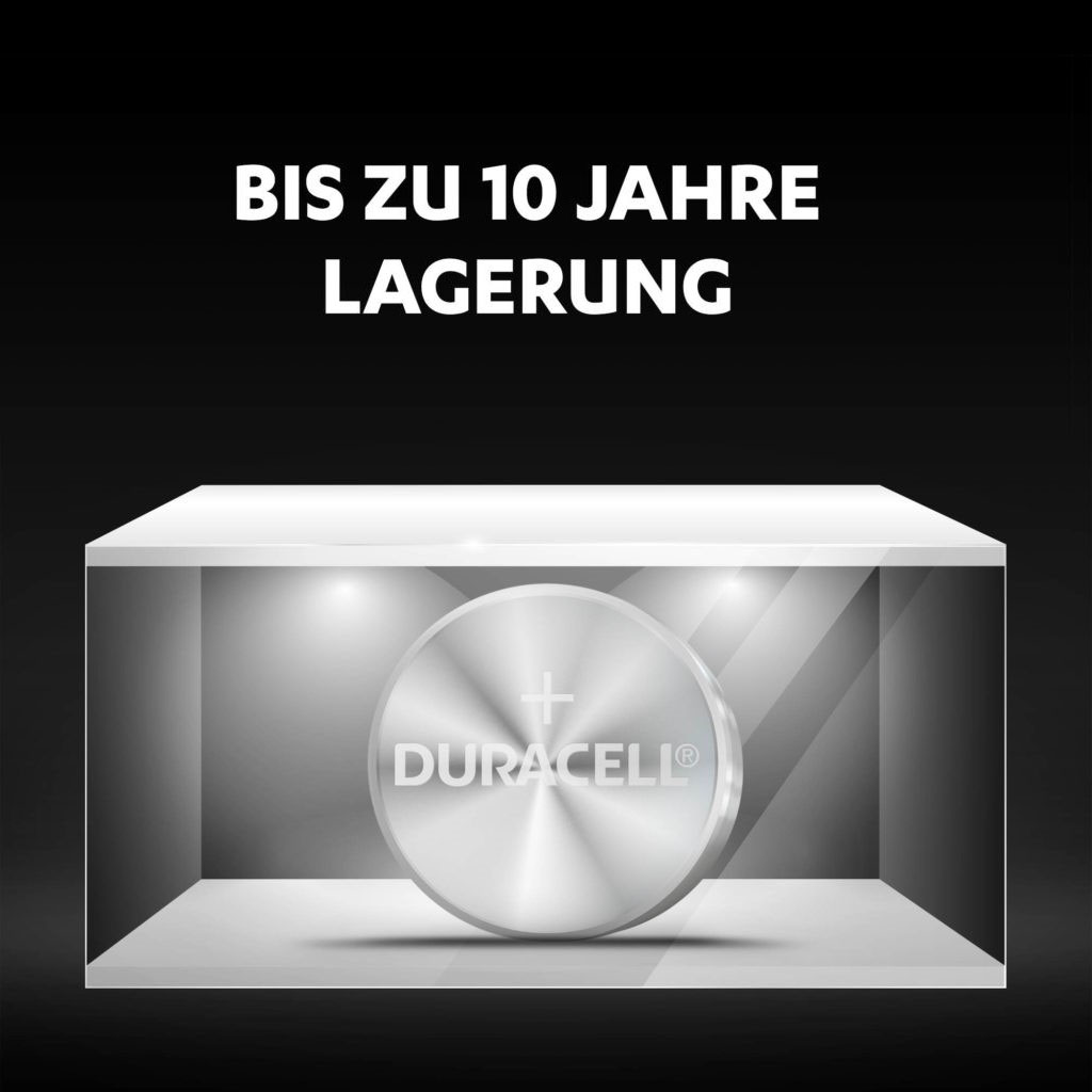 Duracell-Batterie in einem Schaukasten. Text: Bis zu 10 Jahre Lagerung.