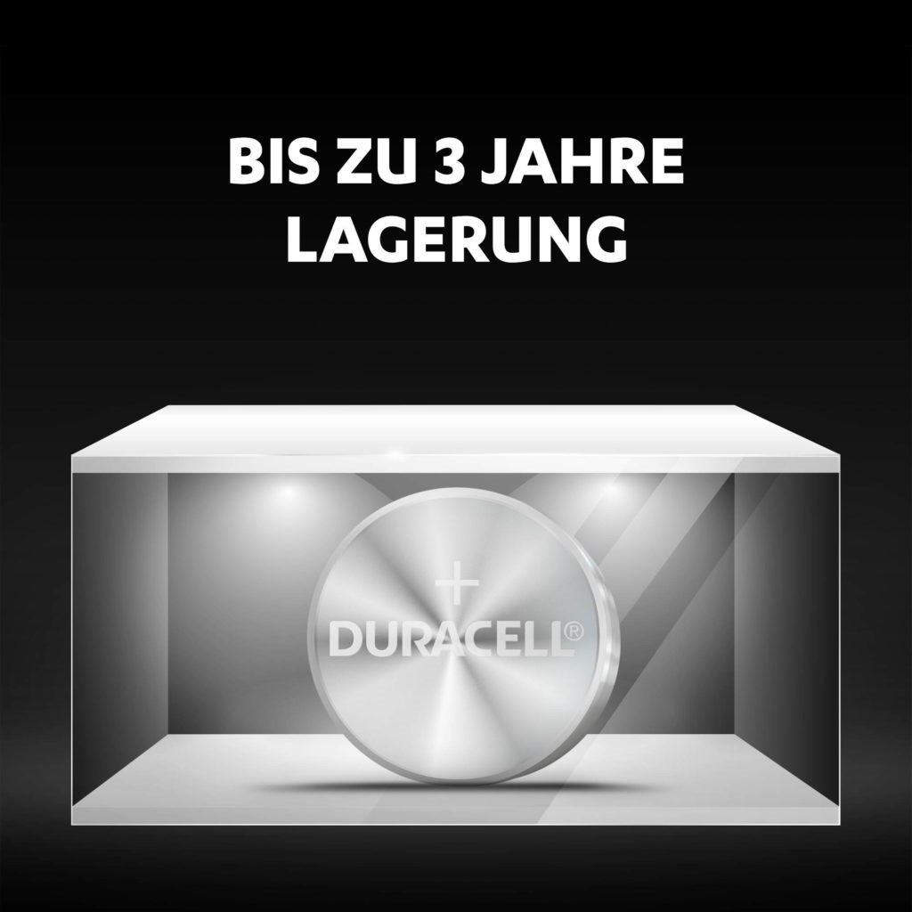 Eine silberne Duracell-Batterie in einem weißen Schaukasten mit Text darüber.