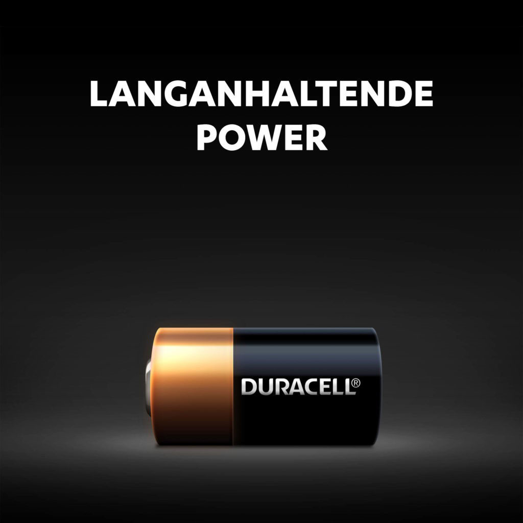 Una batteria Duracell su sfondo scuro, con testo 'DURACELL' e 'LANGANHALTENDE POWER'.