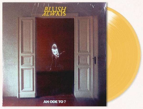 Vinyl-Schallplatte mit 'Blush Always'-Albumcover. Eine Person spielt Gitarre. Gelbe Platte rechts.