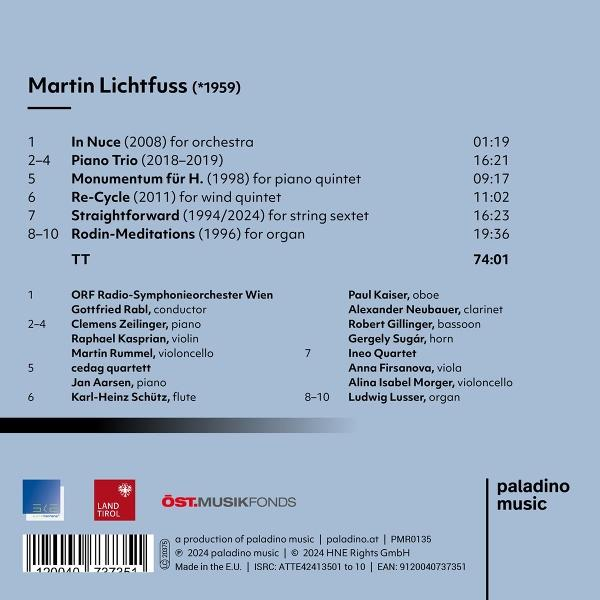 Ein Notenblatt mit Text und Namen. Der Text ist auf Deutsch. Logo unten links.
