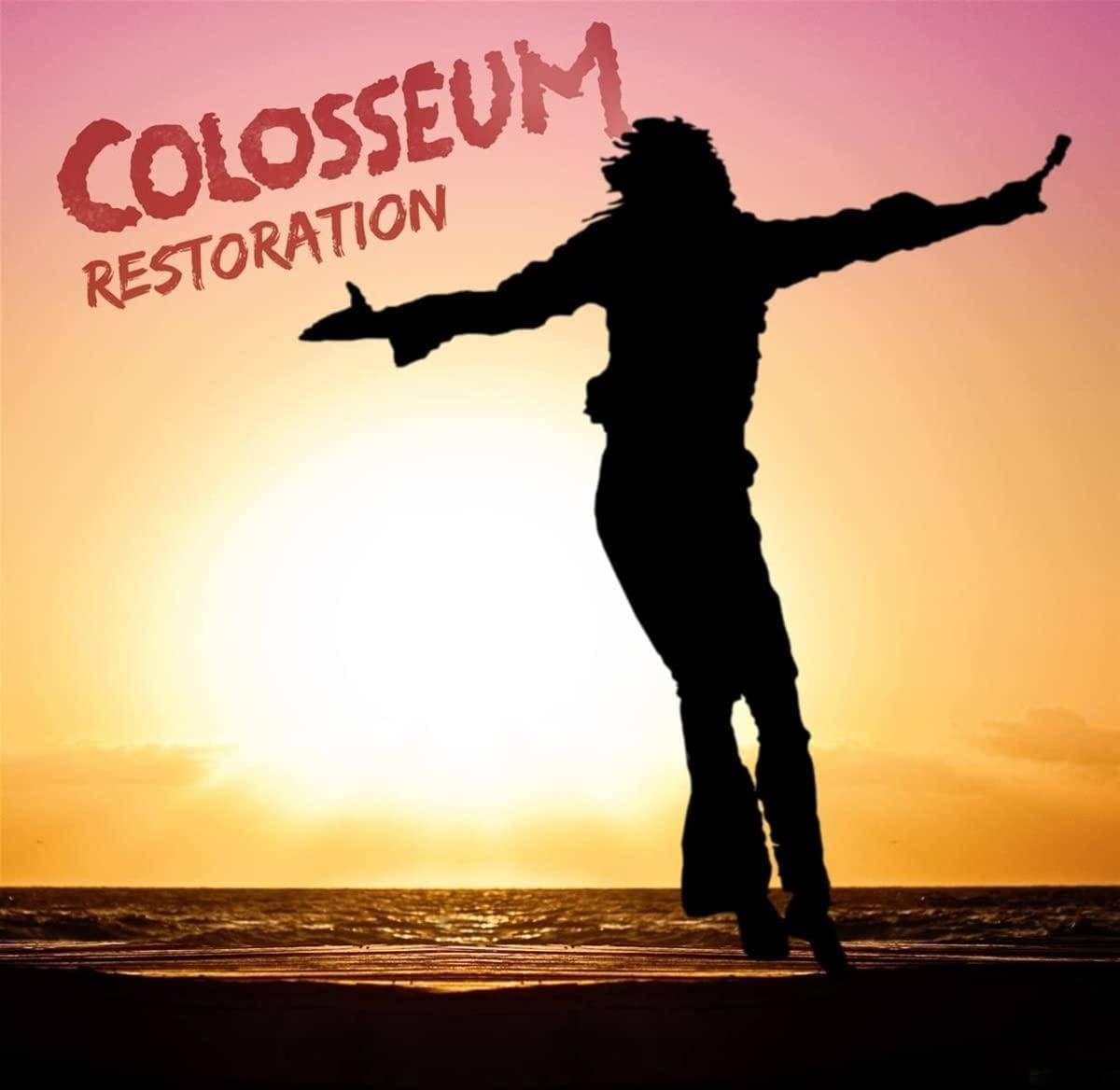 Silhouette einer springenden Person bei Sonnenuntergang mit Text Colosseum Restoration.