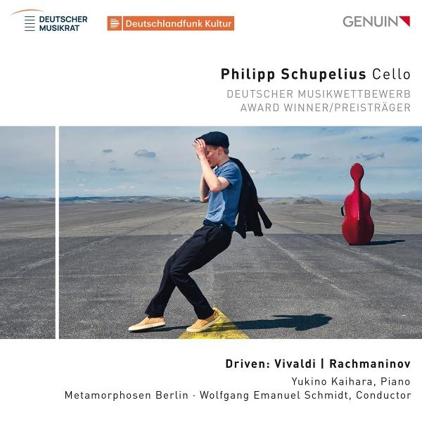 Albumcover. Ein Mann im Anzug steht auf einem Laufsteg mit einem roten Cello.