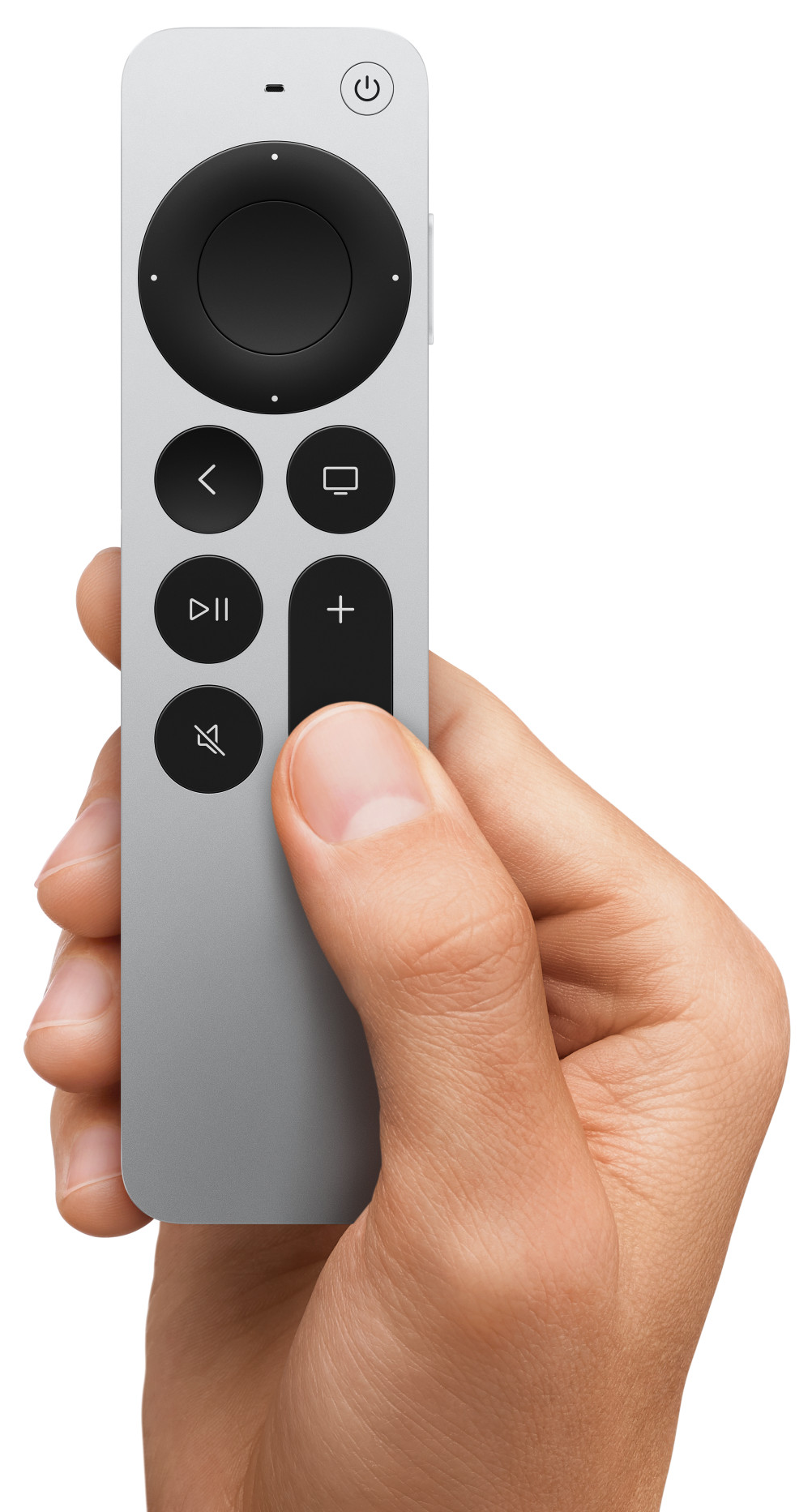 Kéz, amely egy ezüst Apple TV távirányítót tart. Van rajta bekapcsoló, navigációs és hangerő gomb.