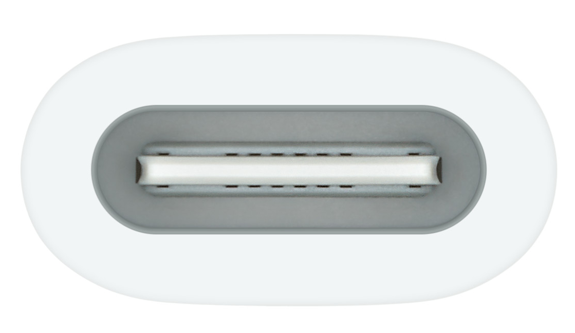 Fehér USB-C csatlakozó, közelkép, belső csatlakozó látható, fehér háttér előtt.