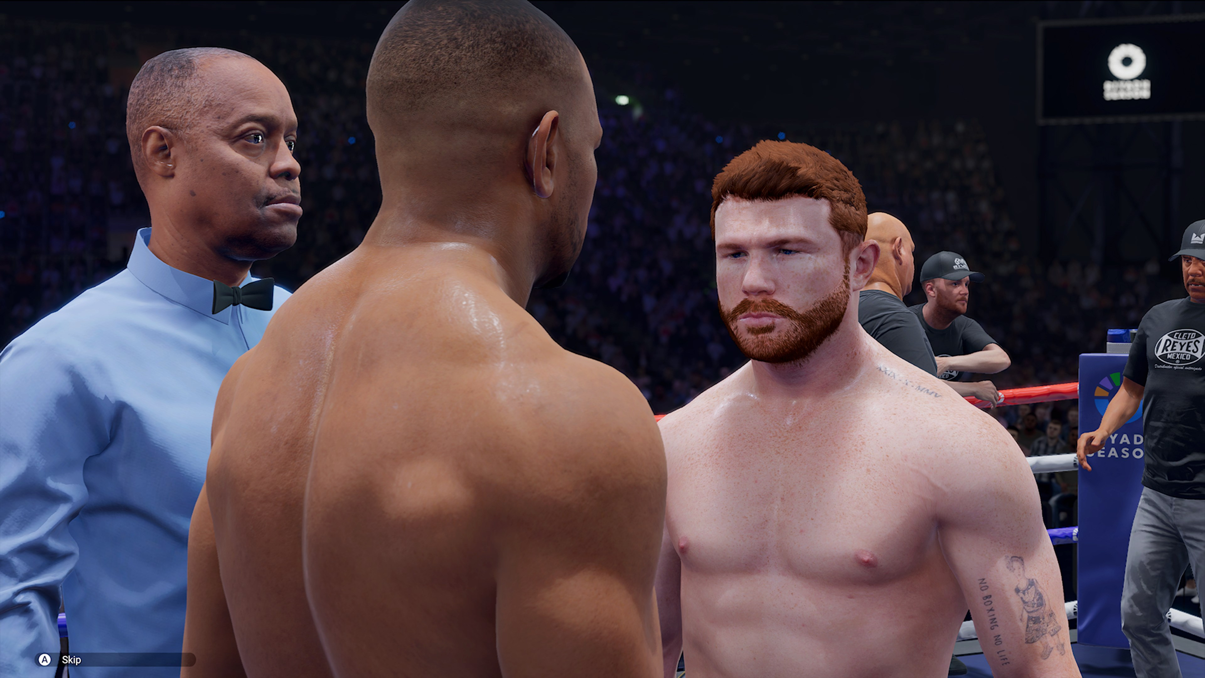 Boxeurs face à face sur le ring, arbitre au milieu.