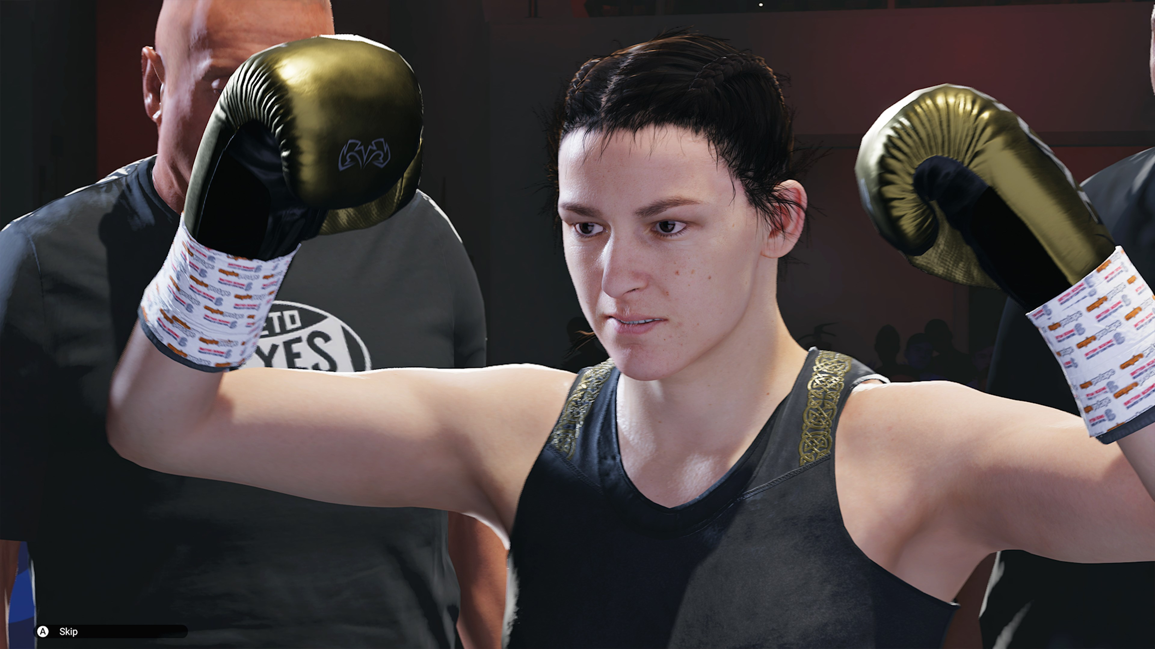 Boxeuse dans un ring, bras levés, gants dorés, regard déterminé.