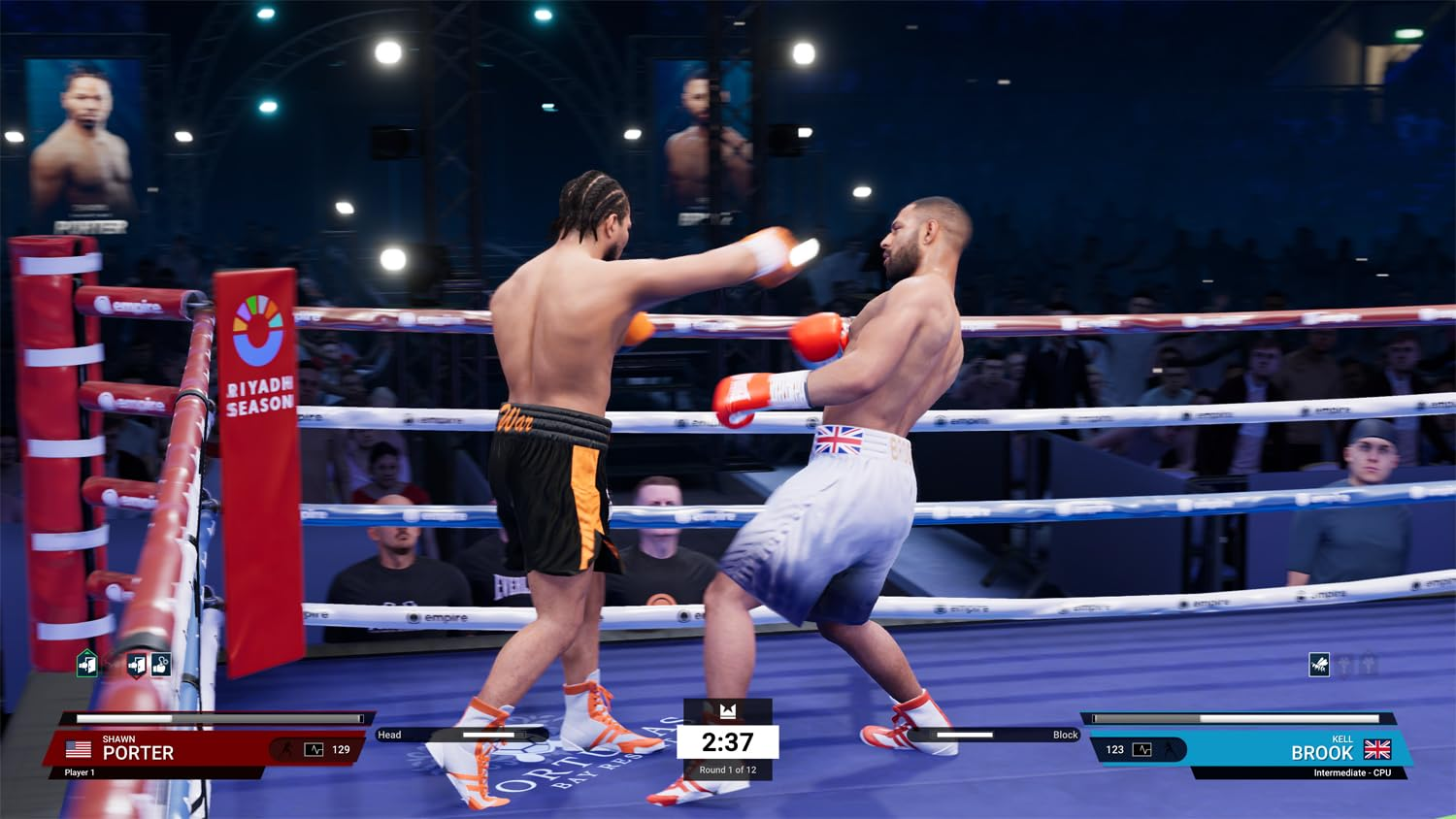 Zwei Boxer im Ring, einer schlägt.