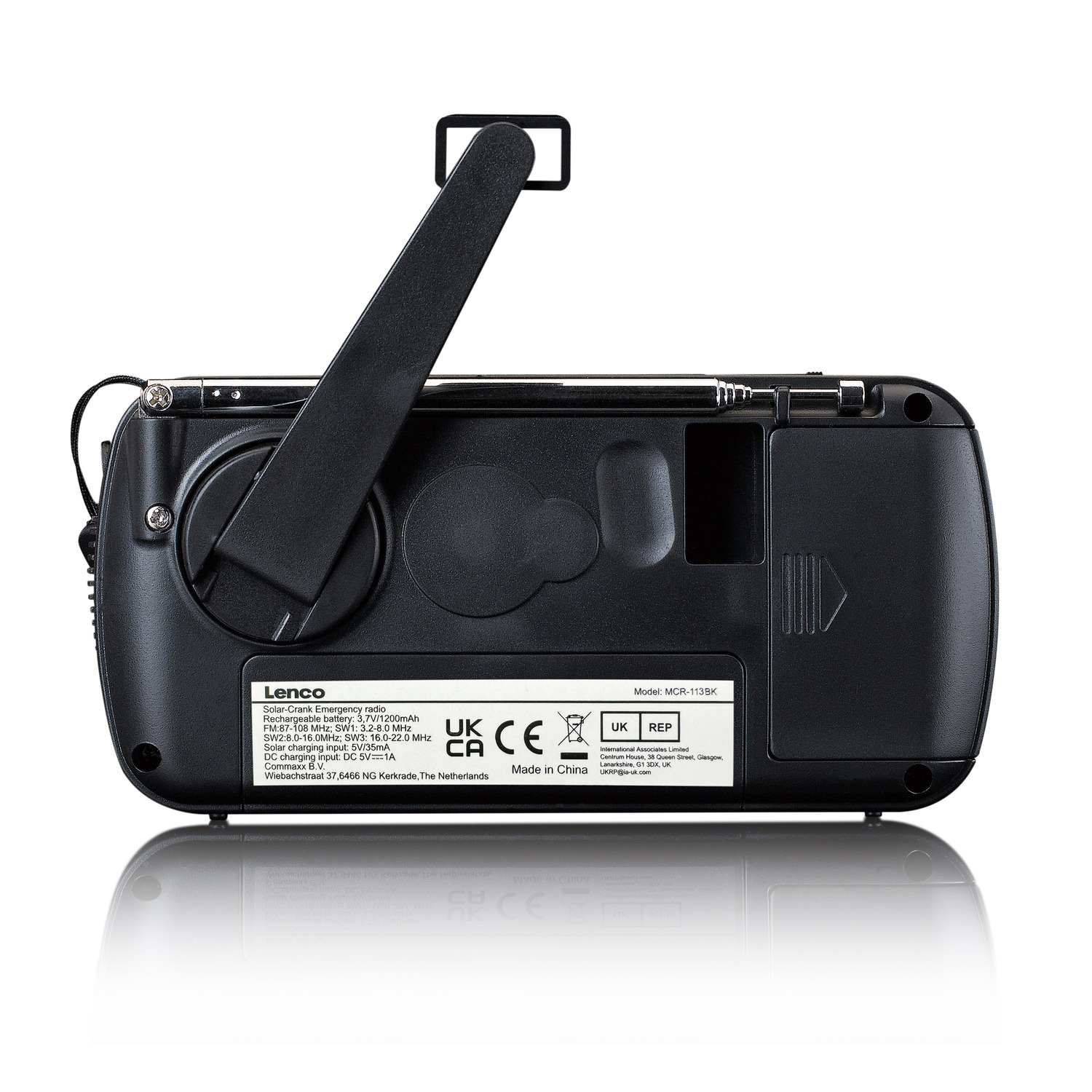 Dos d'une radio portable noire avec manivelle et antenne.