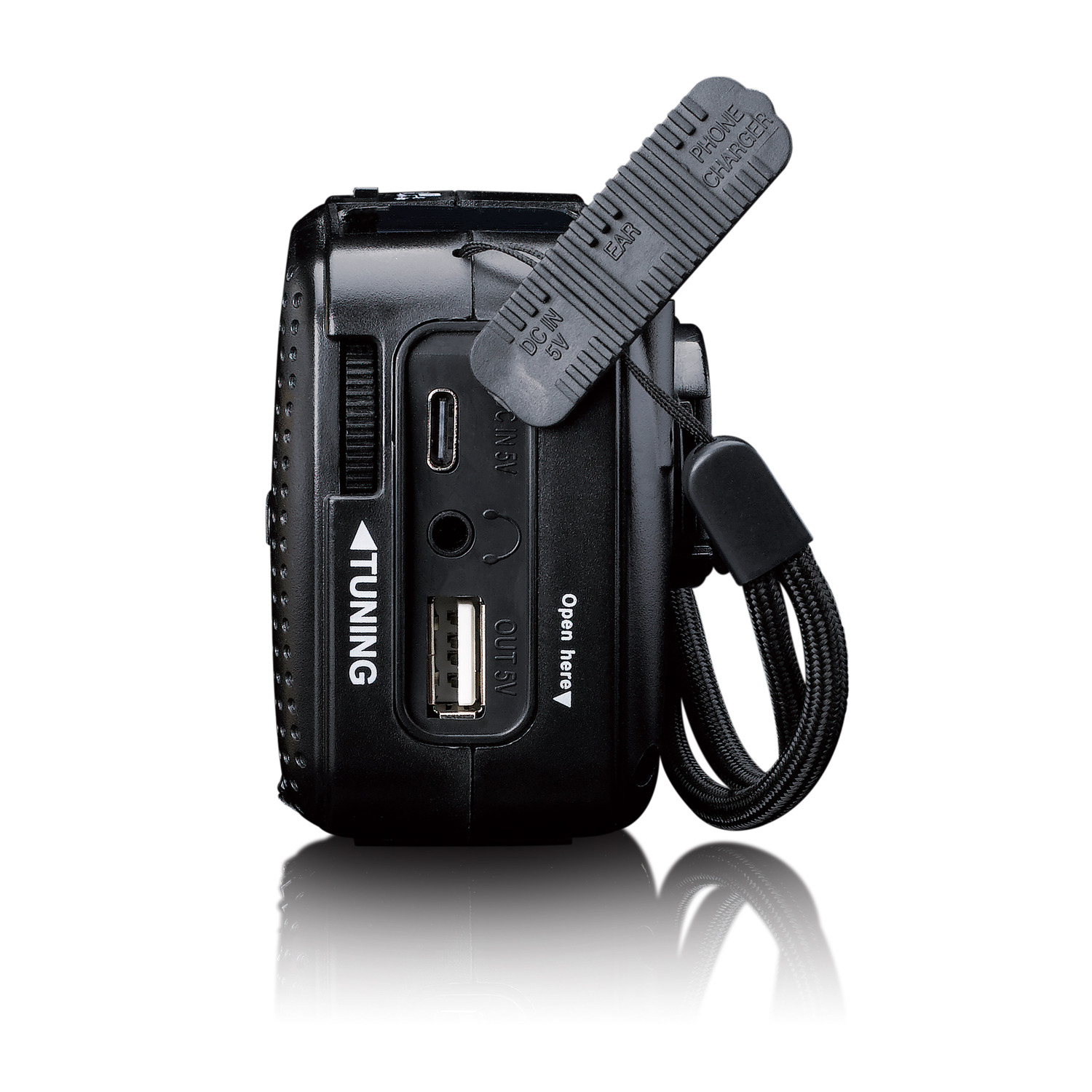 Radio portable noire avec cadran de réglage et ports, dont un port USB et un chargeur.