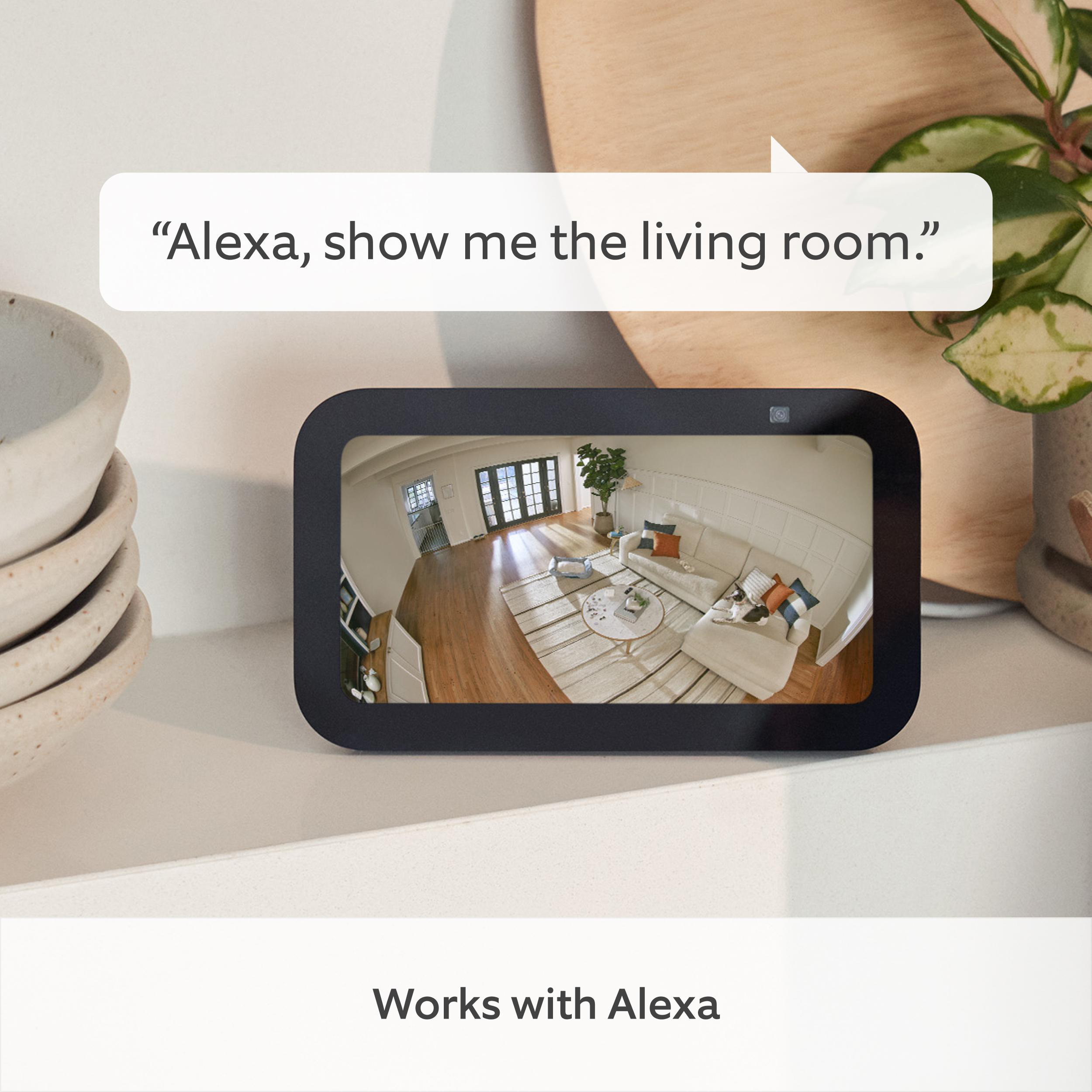 Ein Smart-Home-Gerät mit einem Bildschirm, der eine Wohnzimmerszene zeigt, mit Textüberlagerung.