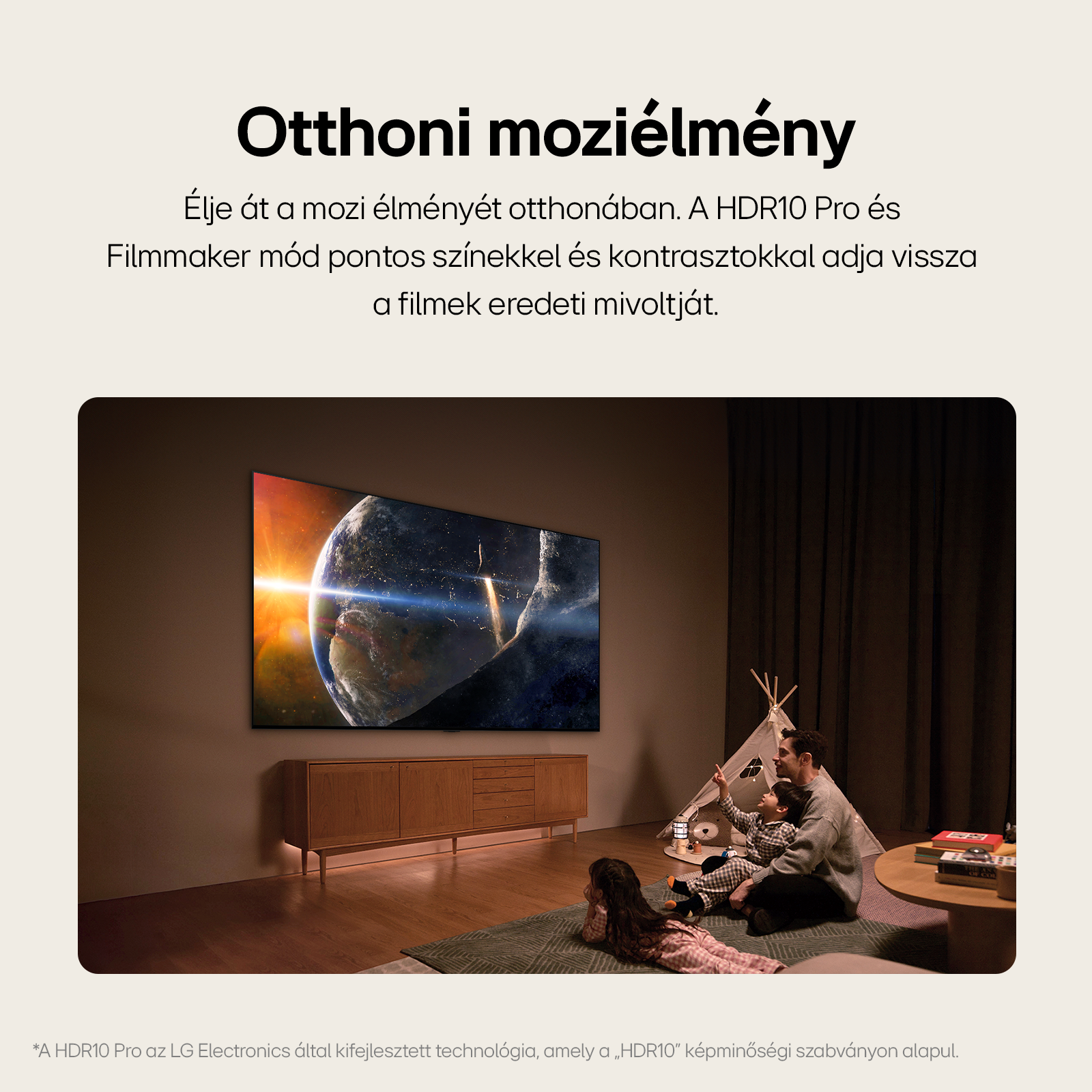Egy TV képernyőn egy filmjelenet látható egy néző családdal, HDR10 Pro-ról szóló szöveggel.